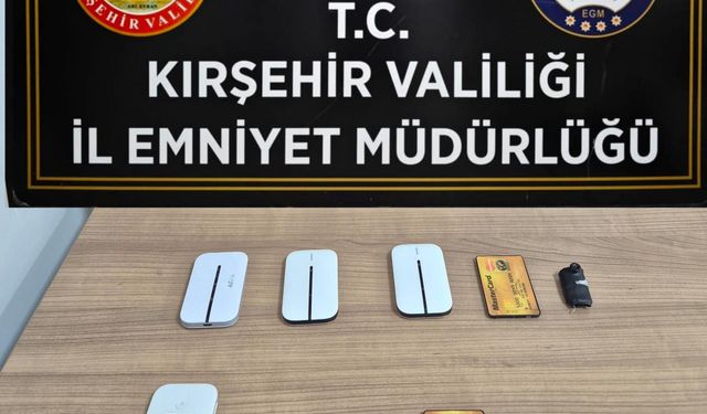 Ehliyet sınavında düzenekle kopya çekerken yakalandılar