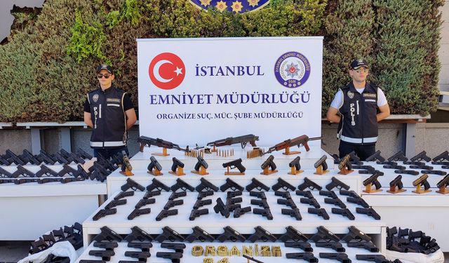 Organize suç örgütüne yönelik operasyonda ele geçirilenler emniyette sergilendi