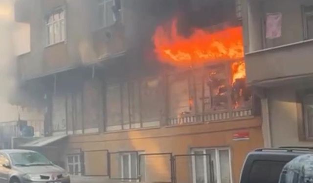 Kırtasiyede başlayan yangın üst katlara sıçradı: 3 daire zarar gördü