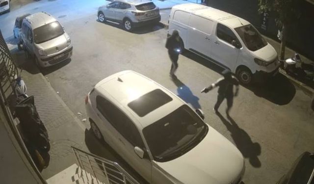Sultangazi'de park halindeki otomobile silahlı saldırı kamerada