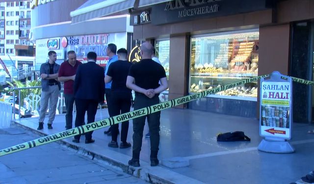 Ümraniye'de soygun girişimi; kuyumcu ateş açtı, şüpheliler kaçtı