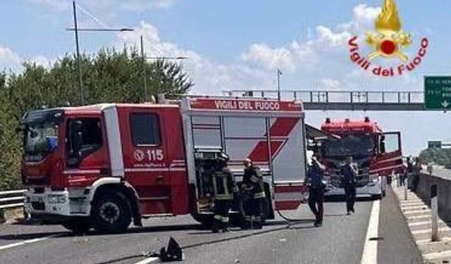 İtalya'da uçak, otoyola düştü: 2 ölü