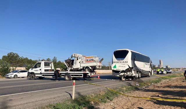 Kamyonet yolcu otobüsüne çarptı; 2 ölü,1 yaralı