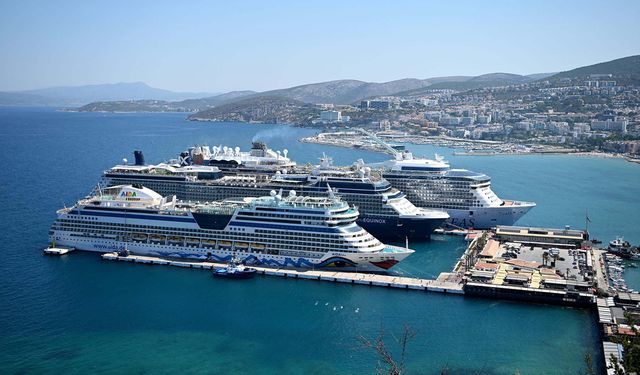 Kuşadası'na 3 kruvaziyerle 10 bin 649 turist geldi