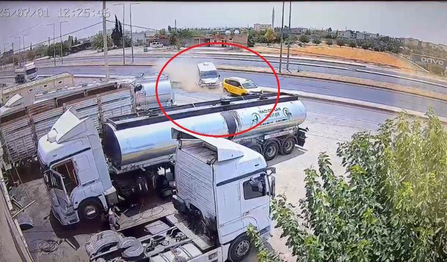 Minibüsün taksiyle çarpıştığı kaza kamerada: 2 yaralı