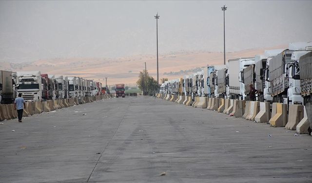 Kavurucu sıcaklar Habur Sınır Kapısı'ndan Irak'a yük taşıyan tır şoförlerini de olumsuz etkiliyor