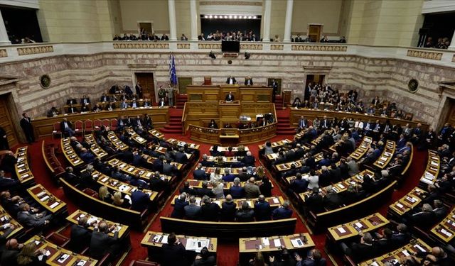 Yunanistan Parlamentosu, Kuzey Afrika'dan gelenlerin iltica başvurularını 3 ay askıya almayı onayladı