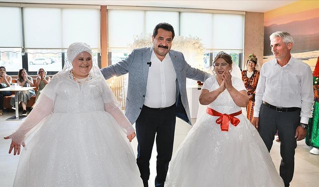 Denizli'de down sendromlu Gülizar ve Selma'nın gelin olma hayalleri temsili düğünle gerçekleşti