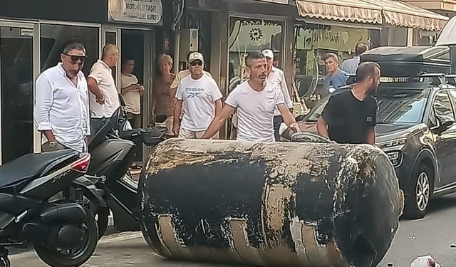 Balıkesir'de kuvvetli rüzgar, 4 tonluk su deposunu caddeye uçurdu