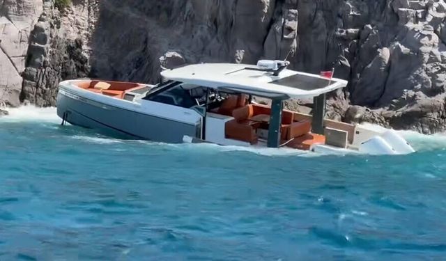 Bodrum'da arıza yapan tekne karaya oturdu, 3 kişi kurtarıldı