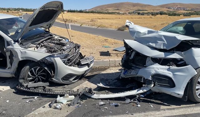 Otomobiller çarpıştı: 2'si ağır, 8 yaralı
