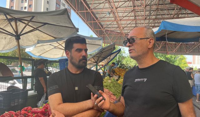 Semt pazarcısının kartla alışverişte kafası karışık