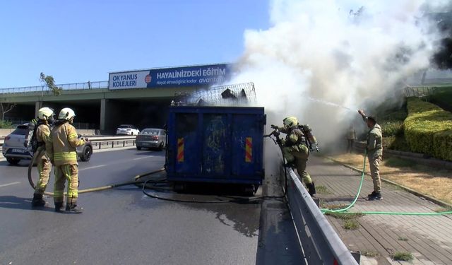 Kadıköy'de hurda yüklü kamyonette çıkan yangın söndürüldü