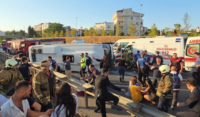 Ümraniye'de servis midibüsü devrildi: 8 yaralı