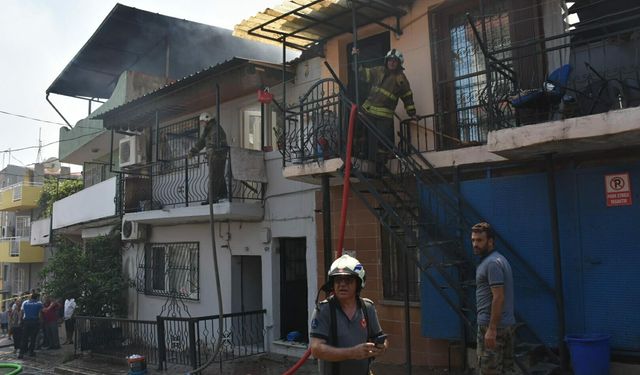 İzmir'de hurda deposunda yangın; 4 eve de sıçradı