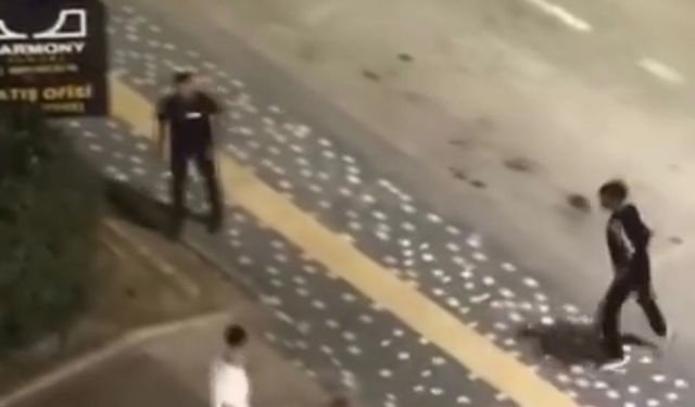 Önce kadını darbedip, ardından arkadaşının üzerine bıçakla yürüdü