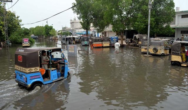 Pakistan’da muson yağmurları nedeniyle hayatını kaybedenlerin sayısı 299’a yükseldi