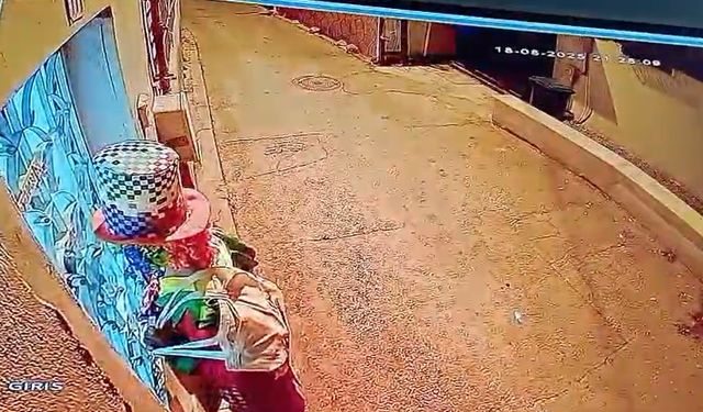 Palyaço kıyafetli 17 yaşındaki şüpheli yakalandı; elinde bıçak değil, bisiklet kornası varmış