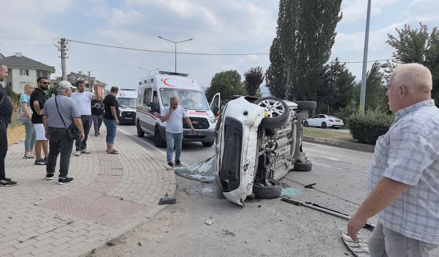 Refüje çarpıp takla atan hafif ticari araç, karşı yöne geçti; 2 yaralı