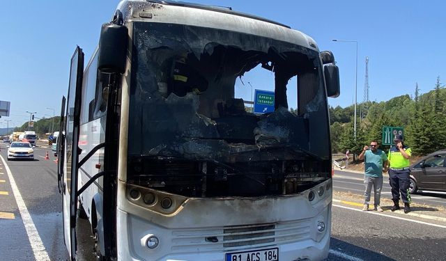 Seyir halindeyken alev alan midibüs yandı