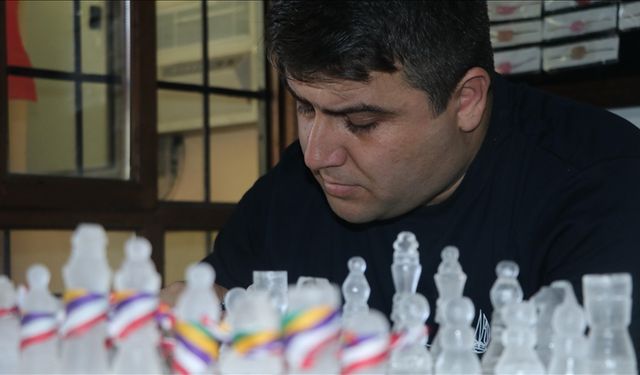 Çankırı'da bir zanaatkar tuzdan satranç takımı yaptı