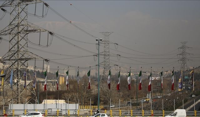 Tahran'da "tüketim sınırını aştıkları" gerekçesiyle 100'den fazla kamu kurumunun elektriği kesildi