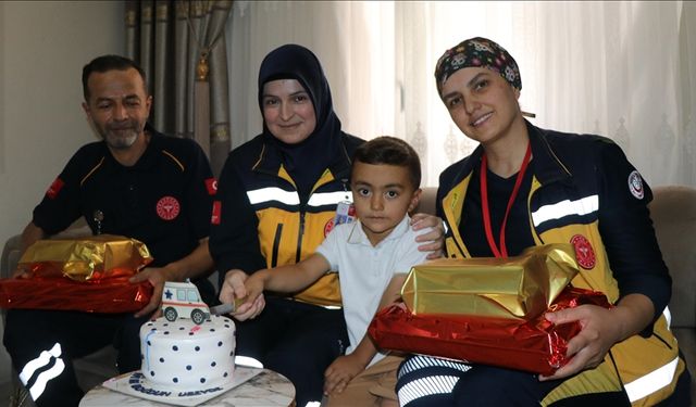 Hayata döndürdükleri Ubeyde'nin 4. yaş gününü sürpriz yaparak kutladılar