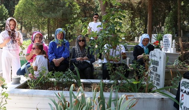 Acılı anne, düğün daveti için geldiği Sakarya'da depreme yakalanan oğlunun yasını tutuyor
