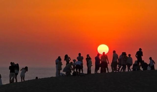 Gün batımında Patara kum tepelerinde ziyaretçi yoğunluğu yaşanıyor