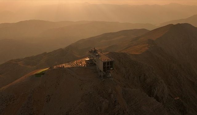 Antalya'daki Tahtalı Dağı zirvesi gün batımı tutkunlarını ağırlıyor