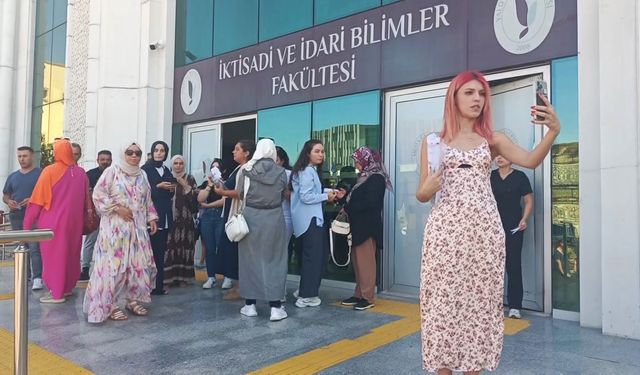 Yalova'da kazadan sonra oluşun trafik yoğunluğu nedeniyle AÖF sınavına geç kaldılar