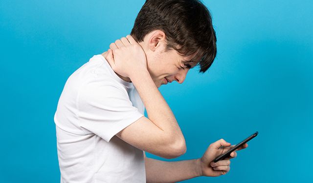 Tekno (Cep) boyun hastalığı omurga sağlığını tehdit ediyor