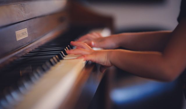 Araştırma: Müzik aleti çalmak beyni yaşlanmaya karşı koruyor