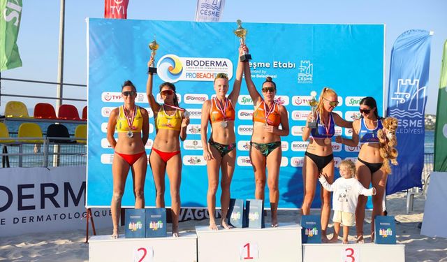 Çeşme'de plaj voleybolu coşkusu yaşandı