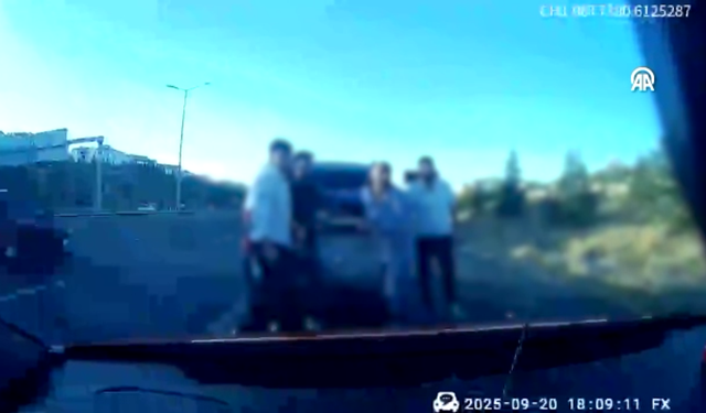 Başkentte bir taksicinin trafikte tartıştığı kişilerce darbedilmesi araç içi kamerasında