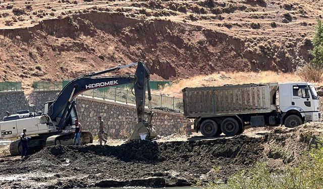 İş makinesinin kovasına bakım yaparken kamyon çarpan operatör öldü
