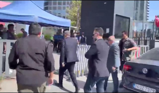 CHP'nin Sarıyer'deki binası önünde bekleyiş sürüyor