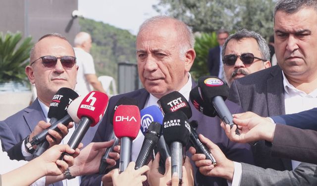 Gürsel Tekin, CHP'nin Sarıyer'deki eski il binasında konuştu