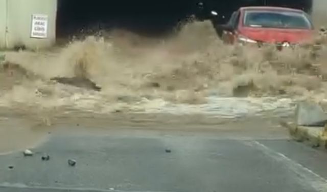 Kadıköy’de kazı sırasında su borusu patladı; AVM otoparkını su bastı