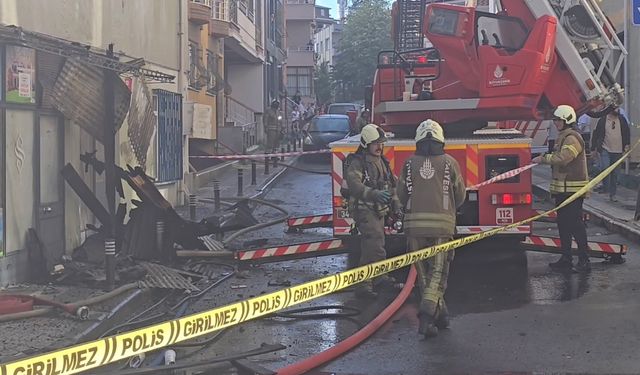 Üsküdar’da 2 katlı binanın çatısında çıkan yangın bitişikteki binaya sıçradı