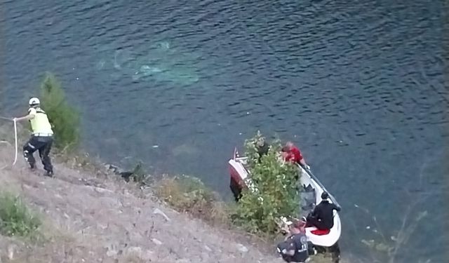 Kızılırmak'a uçan otomobildeki anne- oğul öldü, baba kurtarıldı