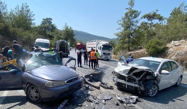 Otomobiller çarpıştı: 8 yaralı
