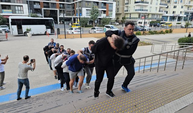 Şehit ailesini dolandıran 11 şüpheli adliyede