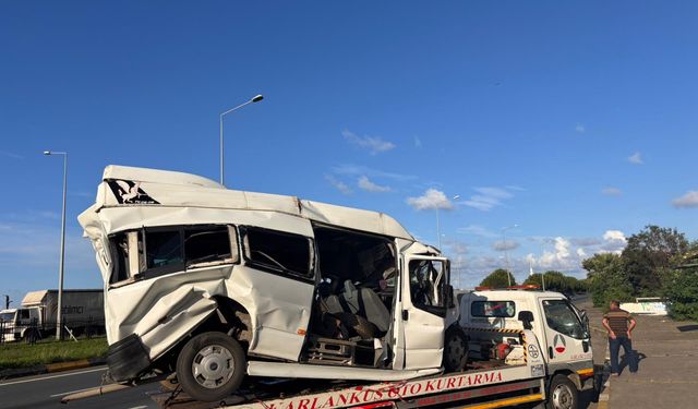 TIR, trafik ışıklarında bekleyen minibüse çarptı: 15 yaralı