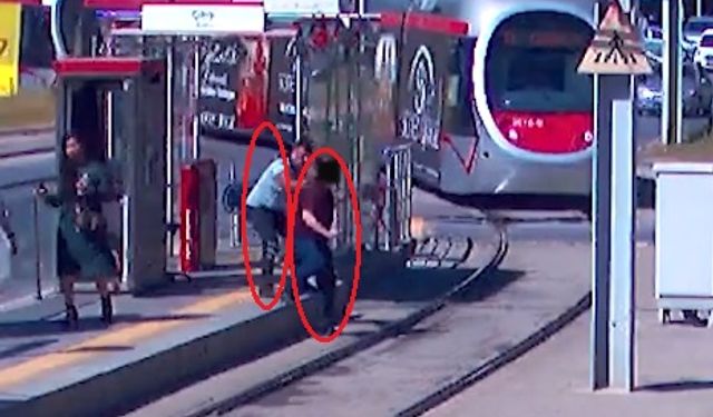 Tramvayı fark etmeyip karşıya geçmek isteyen vatandaşı, güvenlik görevlisi kurtardı