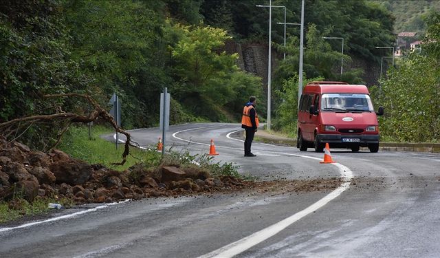 Trabzon'da toprak kayması nedeniyle Sera Gölü yolunda ulaşım kontrollü sağlanıyor