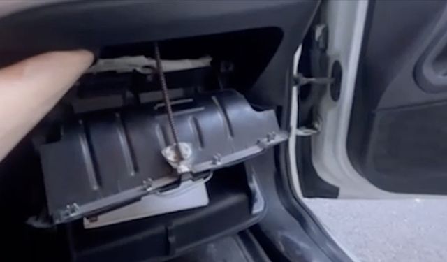 İstanbul'da mıknatısla açılan özel düzenekte uyuşturucu bulunan otomobilin sürücüsü yakalandı