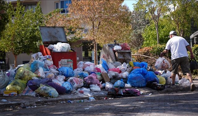 İzmir Karşıyaka'da toplanmayan çöpler tepkiye neden oluyor