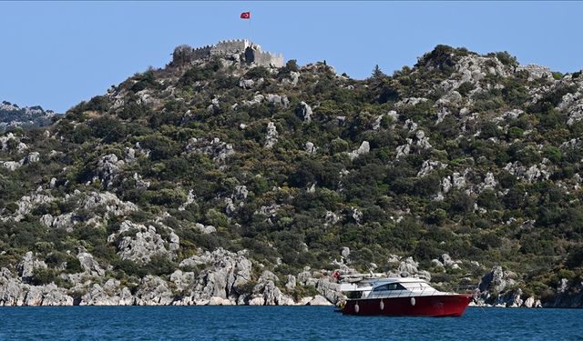 Kekova'da mavi tura çıkan turistler "Batık Şehir" ile doğa harikası koyları görüyor