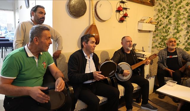 "Müzisyenler kahvesi"nden okey taşı sesi değil, nağmeler yükseliyor